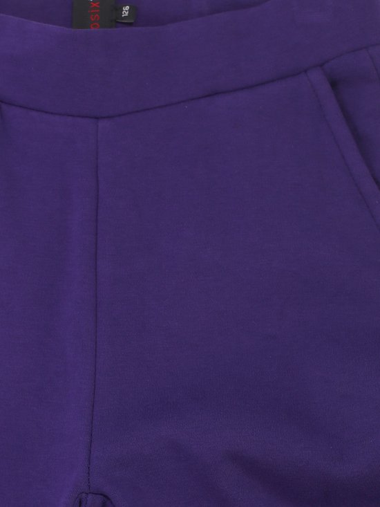 Detail van de tailleband en zak van een paarse wijde broek voor meisjes.