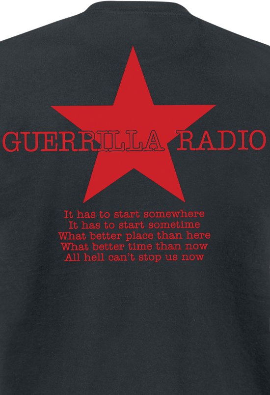 Detailopname van een zwart t-shirt met een rode ster, 'GUERILLA RADIO' en rode songtekst.