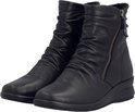 Paar zwarte Rieker-enkelboots in leer met rimpels en zijrits.