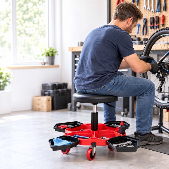 Persoon die een fiets repareert terwijl hij op een mobiele werkplaatskruk zit.