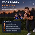 Familie speelt lasergame in de achtertuin met oplichtende vesten en blasters tijdens de zonsondergang.