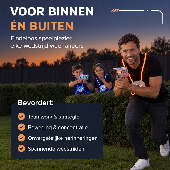 Familie speelt lasergame in de achtertuin met oplichtende vesten en blasters tijdens de zonsondergang.