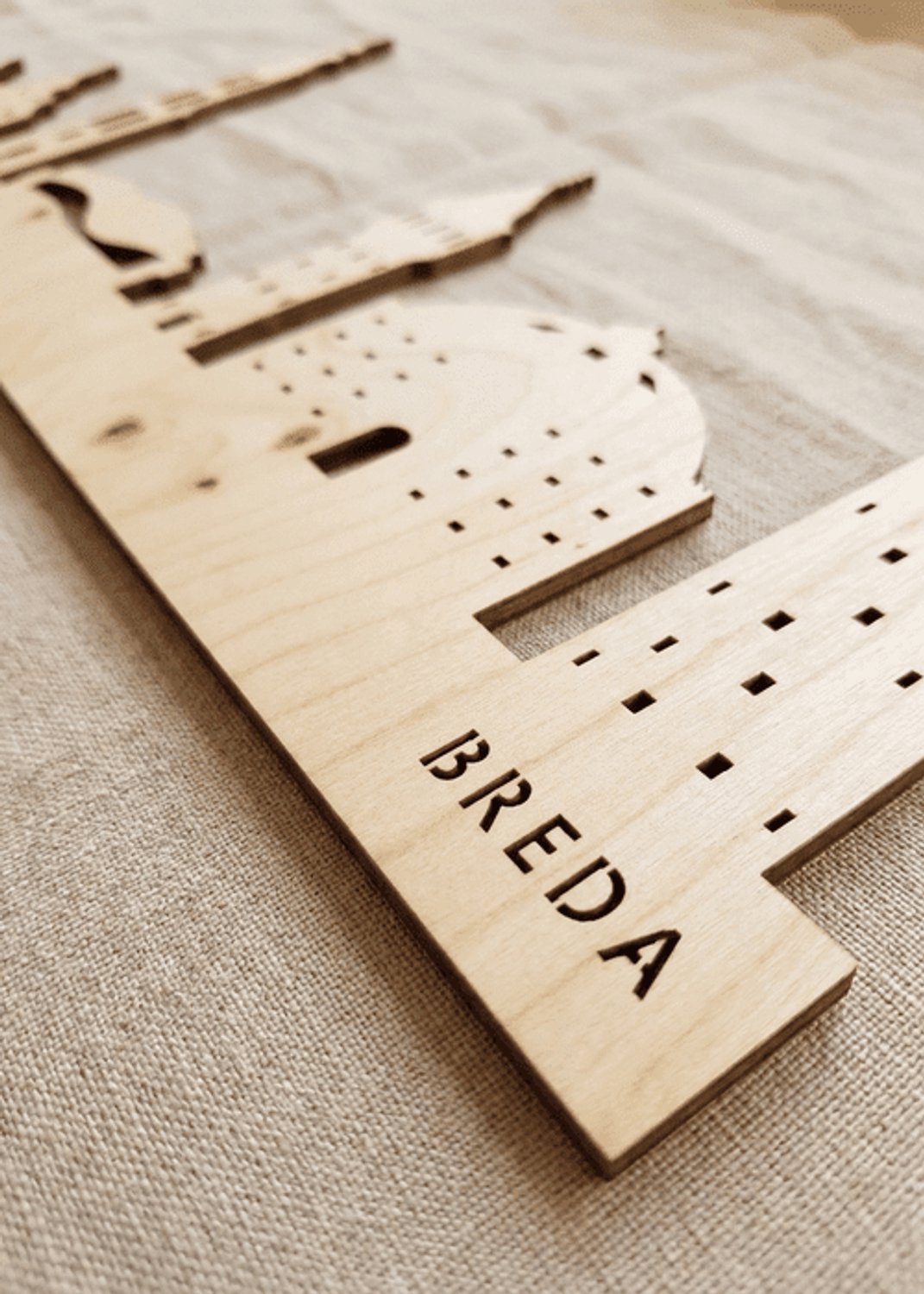 Houten Skyline Breda | Wanddecoratie voor aan de muur | Berken | 100 x 20 cm