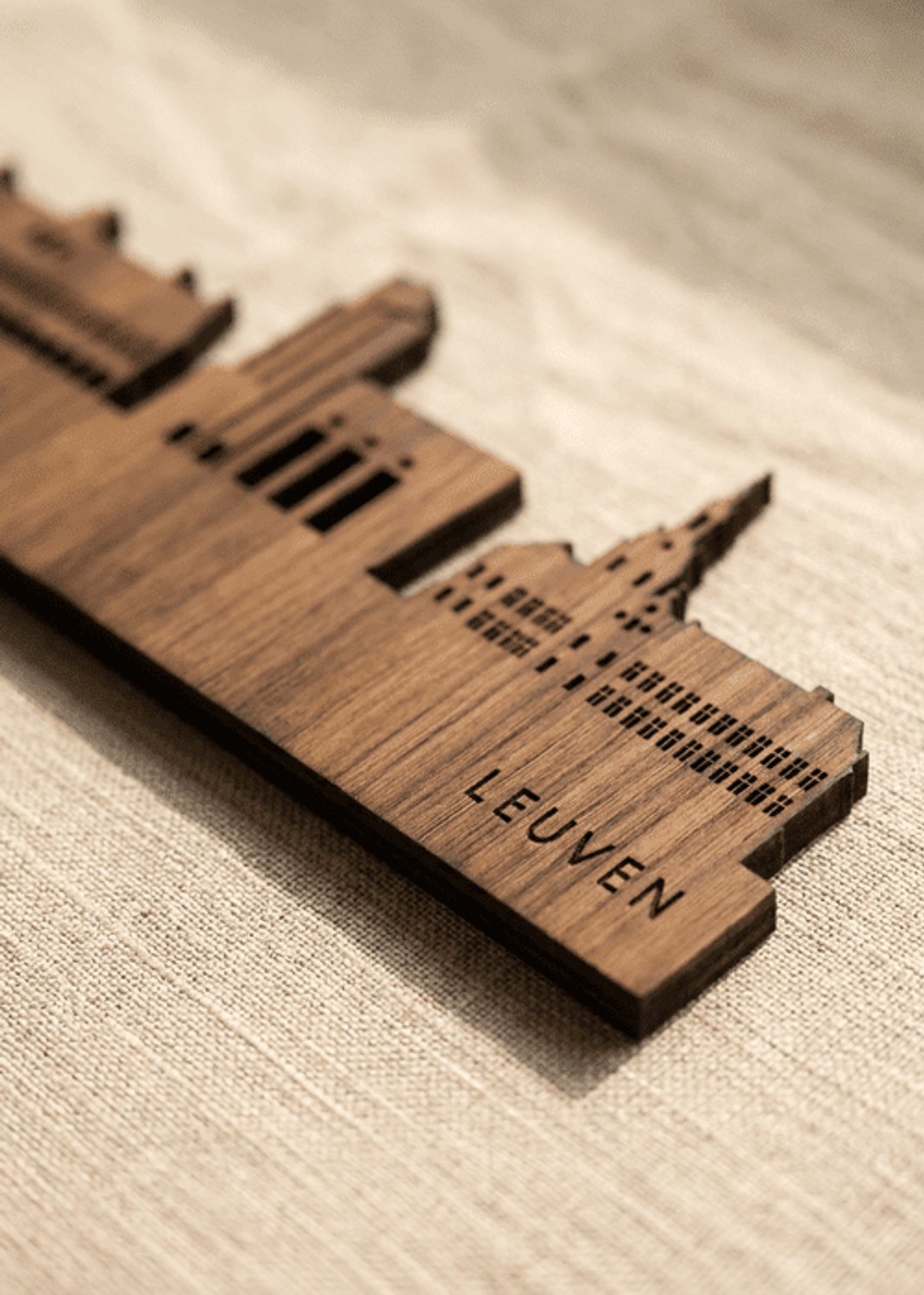 Houten Skyline Leuven | Wanddecoratie voor aan de muur | Noten | 100 x 19 cm