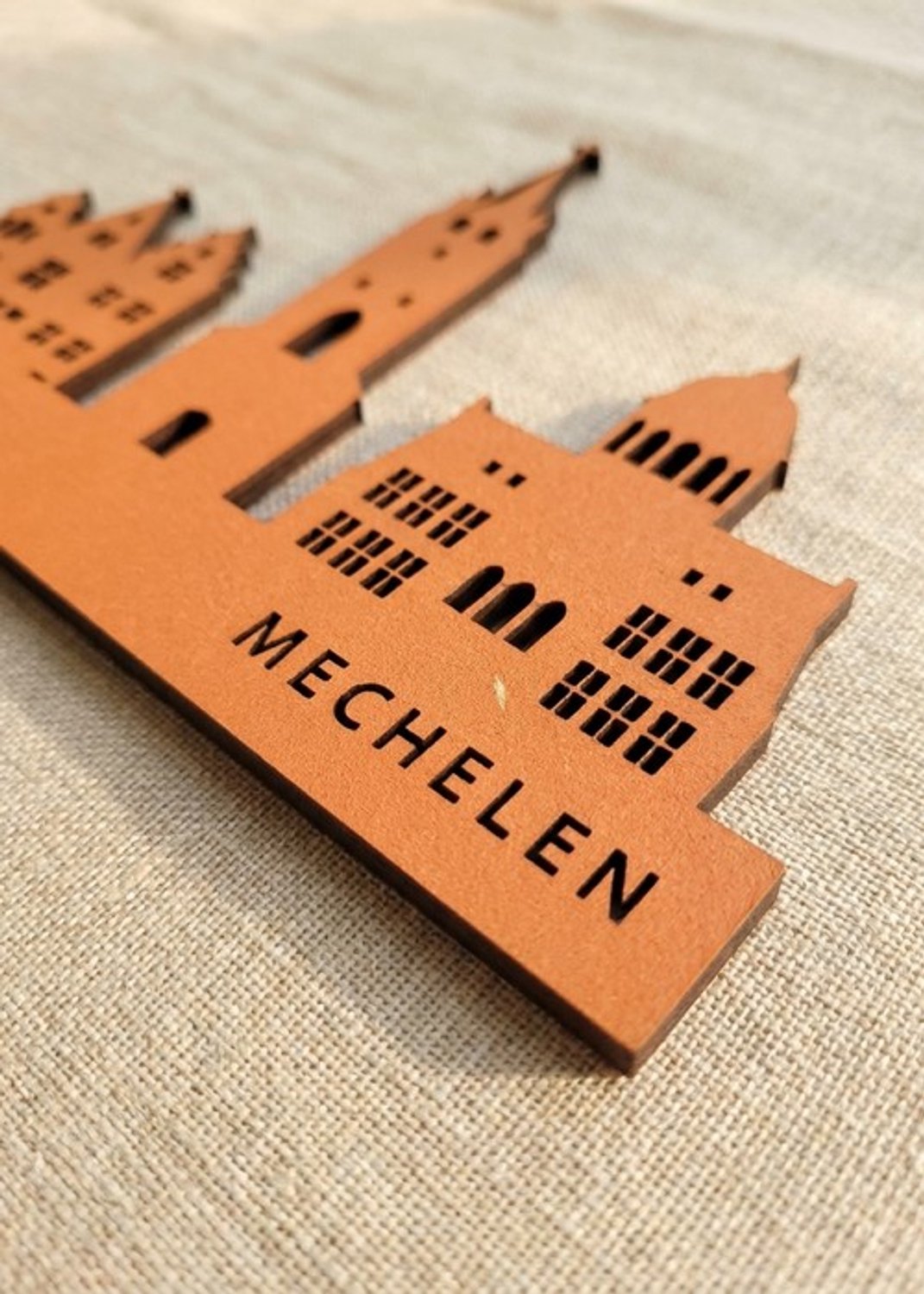 Houten Skyline Mechelen | Wanddecoratie voor aan de muur | Oranje MDF | 70 x 13 cm