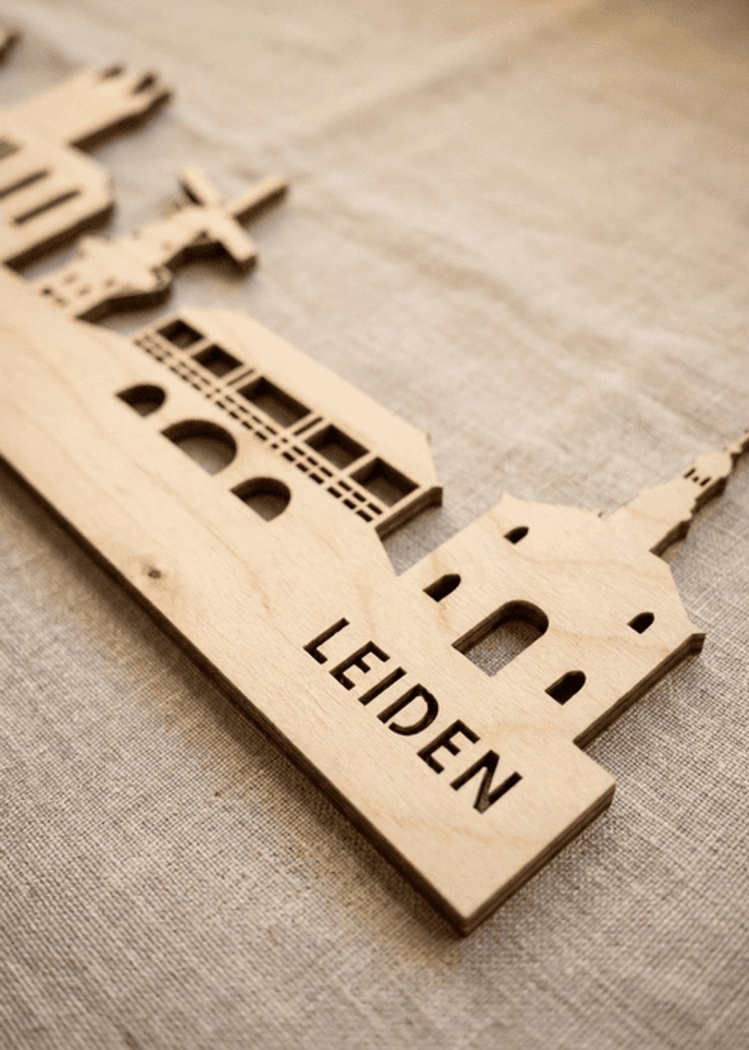 Houten Skyline Leiden | Wanddecoratie voor aan de muur | Berken | 100 x 17 cm