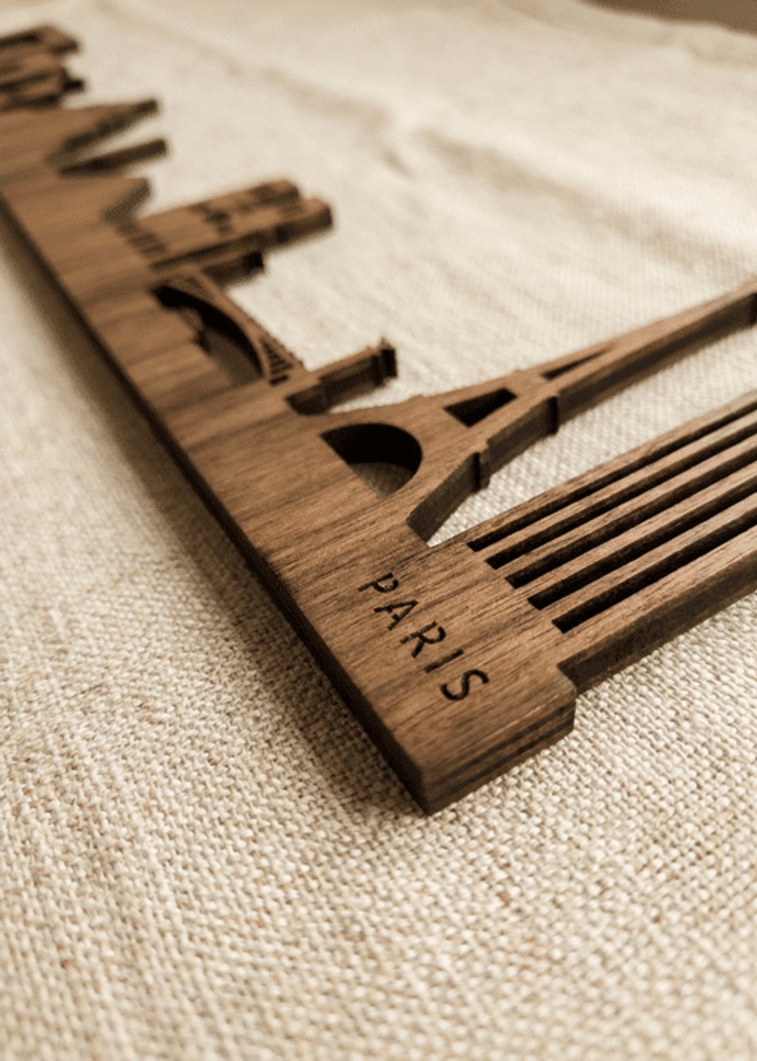 Houten Skyline Parijs | Wanddecoratie voor aan de muur | Noten | 70 x 14 cm