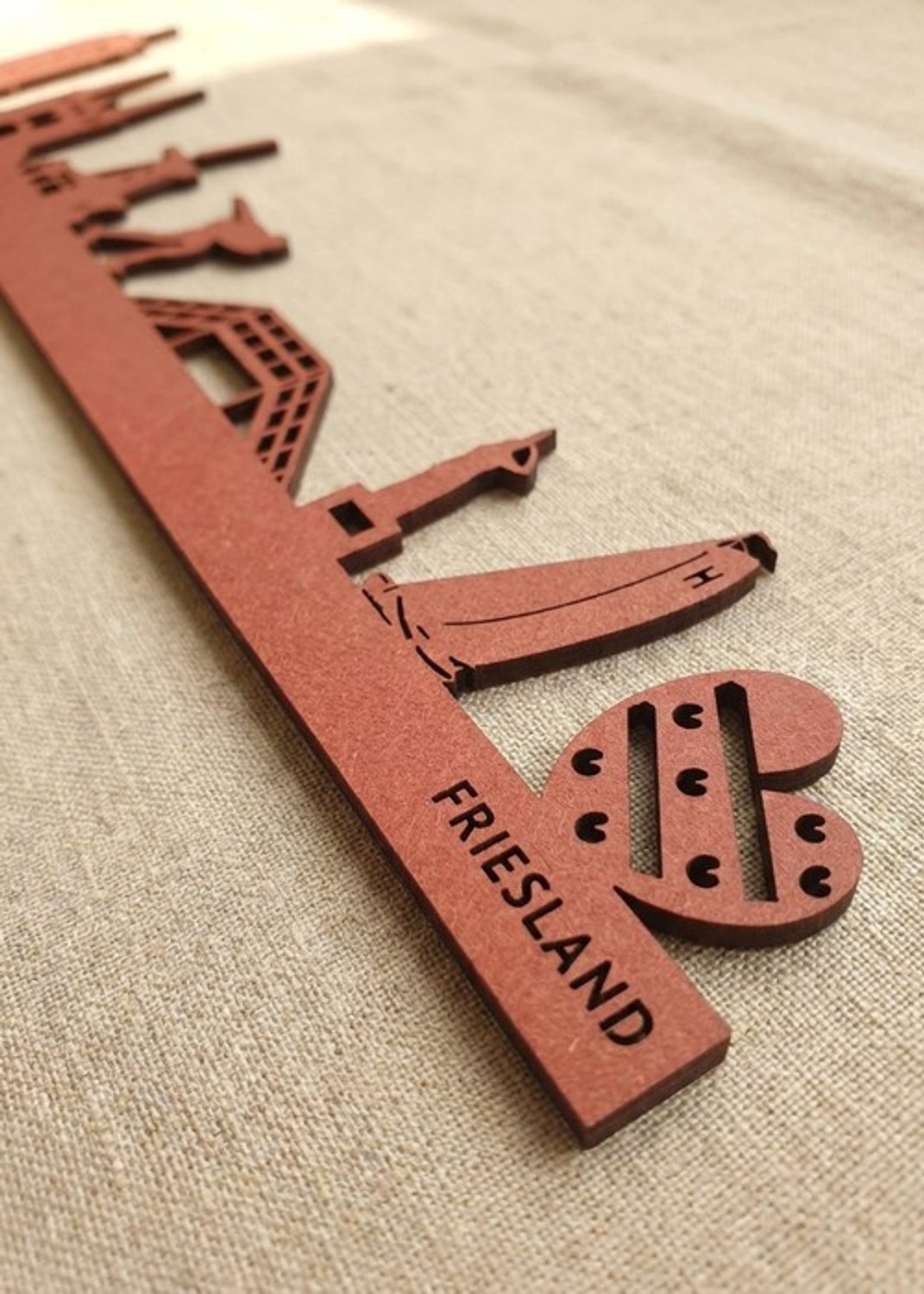 Houten Skyline Friesland | Wanddecoratie voor aan de muur | Rood MDF | 100 x 20 cm