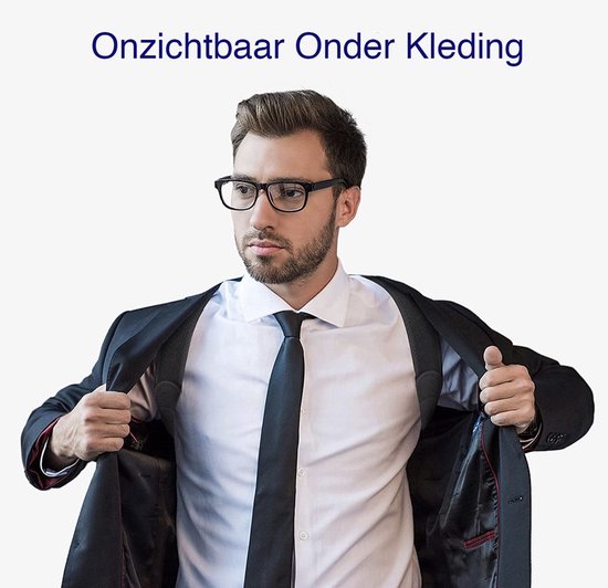 Man in pak met bril draagt een onzichtbare zwarte postuur corrector onder zijn witte overhemd.