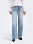Close-up van ONLMADISON wijde jeans in lichtblauwe wassing met hoge taille en zwarte schoenen.