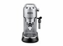Zilverkleurige De'Longhi Dedica espressomachine met stoompijpje voor warme melk en cappuccino.