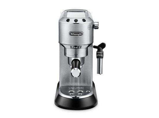 Zilverkleurige De'Longhi Dedica espressomachine met stoompijpje voor warme melk en cappuccino.