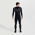 Achteraanzicht van een model in zwarte Rogelli Core fietsbroek, met zichtbare grijze mesh-bretels.