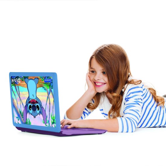 Meisje met gestreept shirt gebruikt een paarse Lexibook Stitch-computer met een scherm van Disney Stitch.