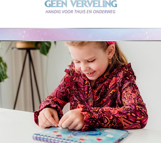 Enfant en chemisier coloré jouant avec un livre La Reine des Neiges. Texte : Pas d'ennui, pratique à la maison et en voyage.