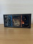 De gesloten IVANKART collector box met drie gespleten panelen van steen, hout en gelast metaal.