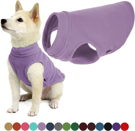 Kleine hond draagt een lila fleece vest met hoge kraag, met een kleurpalet van beschikbare opties eronder.