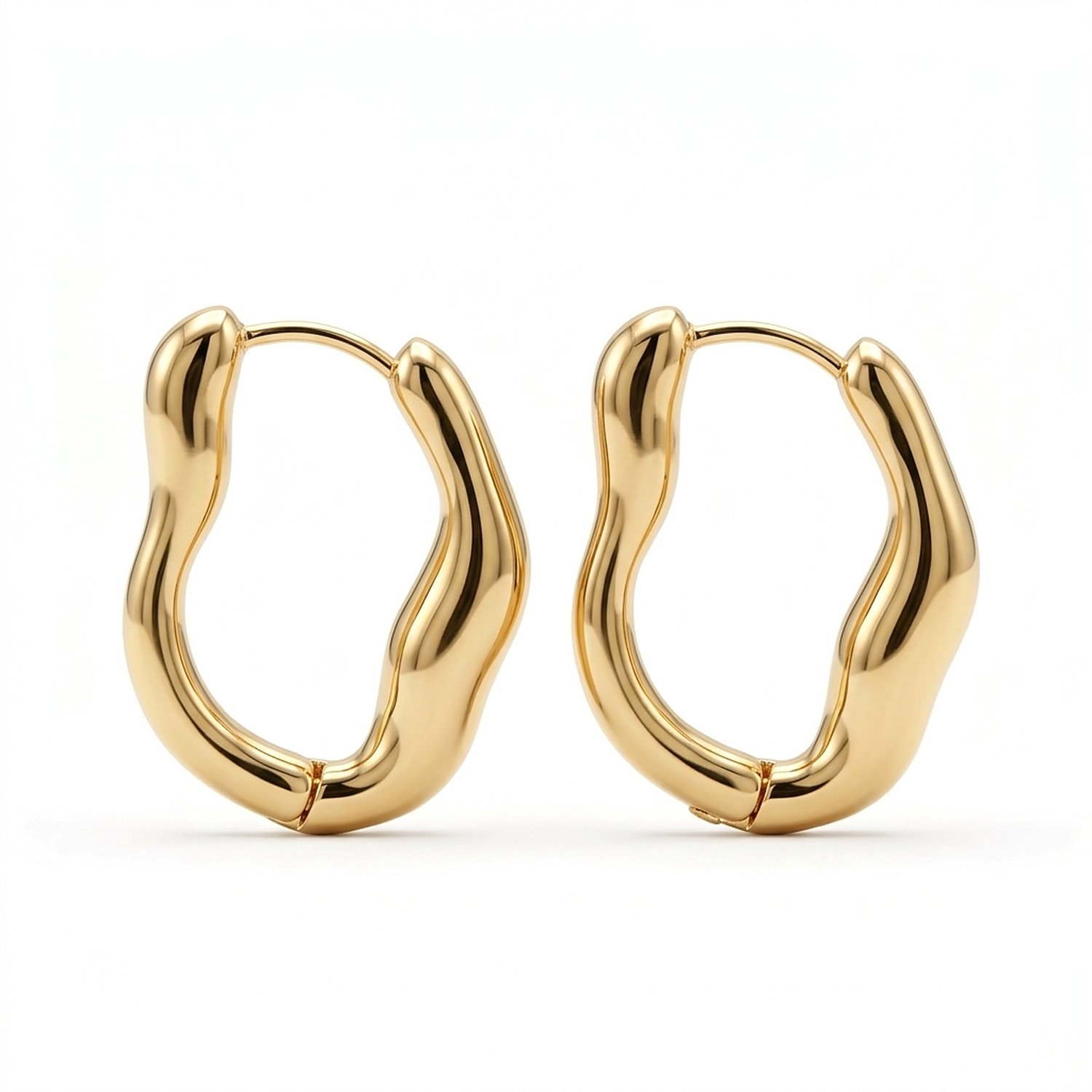 Lundholm Iselin Oorbellen Dames Goudkleurig – Chunky Geometrische Oorringen met Golvend Organisch Design – Premium Stainless Steel Gold Plated – Statement Hoops 2,5 cm met Klapsluiting – Waterproof & Hypoallergeen – Cadeau voor Haar