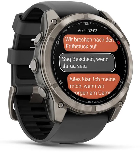 Horlogescherm met een chatgesprek over vertrek na het ontbijt.