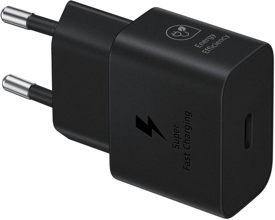 Zwarte Samsung netadapter met Europese stekker, 'Super Fast Charging' en 'Energy Efficiency' markering.