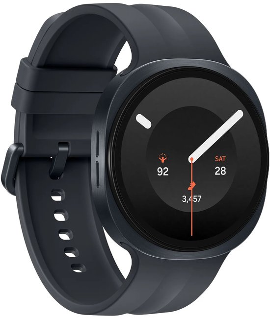 Zwarte smartwatch in een schuine hoek, met een siliconen band en een wijzerplaat die fitnessgegevens weergeeft.