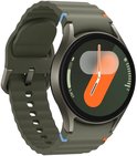 Samsung Galaxy Watch7 40mm in het groen, schuine aanzicht met wijzerplaat en oranje-blauwe details op de band.