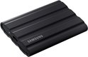 Schuin aanzicht van een zwarte Samsung externe SSD met een geribbeld ontwerp en USB-C poort.