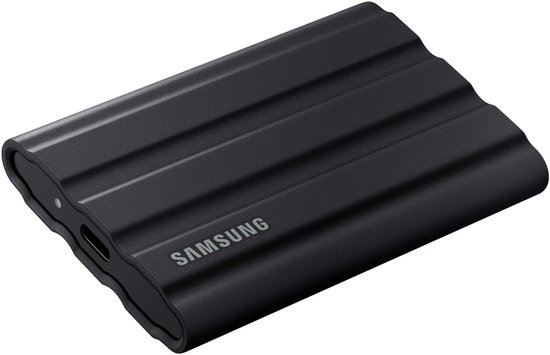 Schuin aanzicht van een zwarte Samsung externe SSD met een geribbeld ontwerp en USB-C poort.