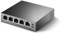 Zwarte TP-Link TL-SG1005P desktopswitch met 5 poorten, diagonaal van bovenaf gezien.