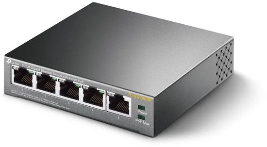 Zwarte TP-Link TL-SG1005P desktopswitch met 5 poorten, diagonaal van bovenaf gezien.