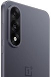 Close-up van de grijze achterkant van de OnePlus-telefoon, met de verticale camera-opstelling en het OnePlus-logo.