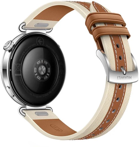 Achterkant van een zilveren smartwatch met hartslagsensor en bruine leren band met Huawei-logo op de gesp.