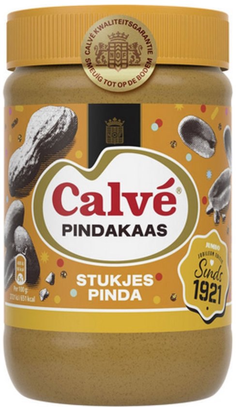 Pot Calvé pindakaas met stukjes pinda en gouden kwaliteitsgarantiezegel. Tekst: Sinds 1921, Smeuïg tot op de bodem.