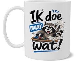 Mok met Grappige Wasbeer en Tekst Ik Doe Maar Wat Humor Kantoor Cadeau voor Collega Dubbelzijdige Koffiemok