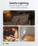 Een slaapkamer met subtiele verlichting. Twee beelden: een bed met lampen en een kind dat een boek leest bij kaarslicht.