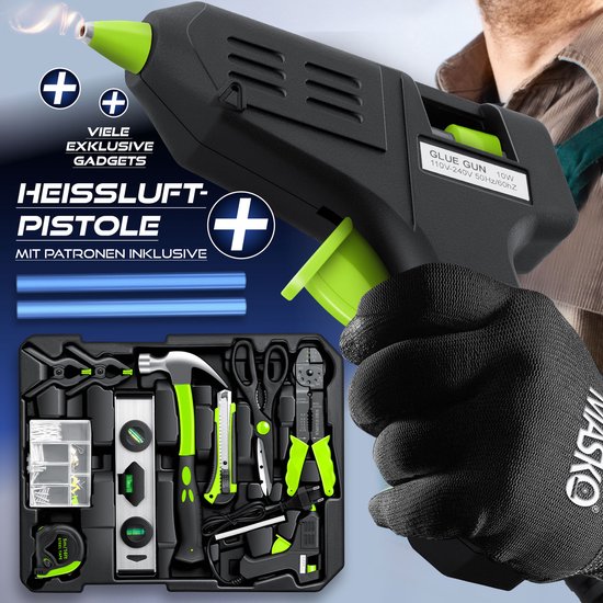 Zwarte lijmpistool met groene accenten, naast een open gereedschapskoffer met een hamer, tangen, schaar en meer.