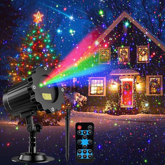Zwarte projector met regenbooglichtstraal op een huis met kerstboom, met afstandsbediening.