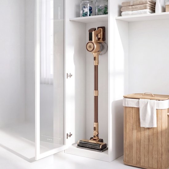 Gouden steelstofzuiger met bruine accenten hangt aan muur in witte kast.