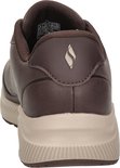 Achterkant van een bruine Skechers sneaker met bruin leren accenten en een beige zool.