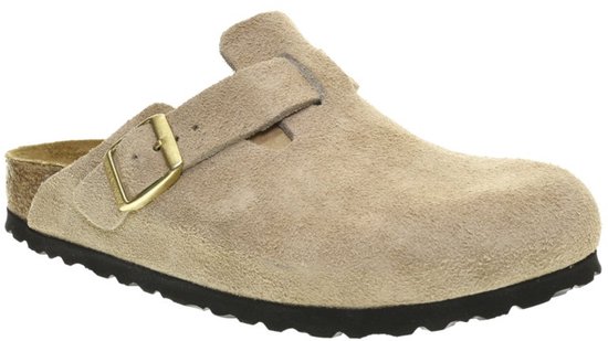 Beige suède Birkenstock Boston clog met gesp en rubberen zool.