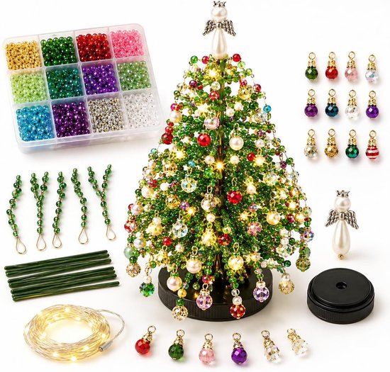 Knutselkit voor kerstboom met kralen, stamtakken, mini-ornamenten, engeltopper en lichtjes op een witte achtergrond.
