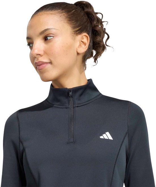 Close-up van het zwarte Adidas sportshirt voor dames, met de witte Adidas logo.