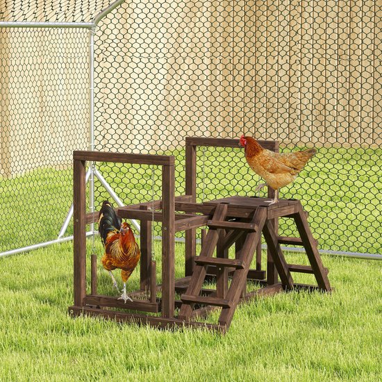 Houten kippenspeeltuin met haan en kip in een ren.