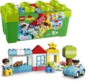 Groene LEGO DUPLO opbergdoos naast een speeltafereel met huisje, boom en auto.
