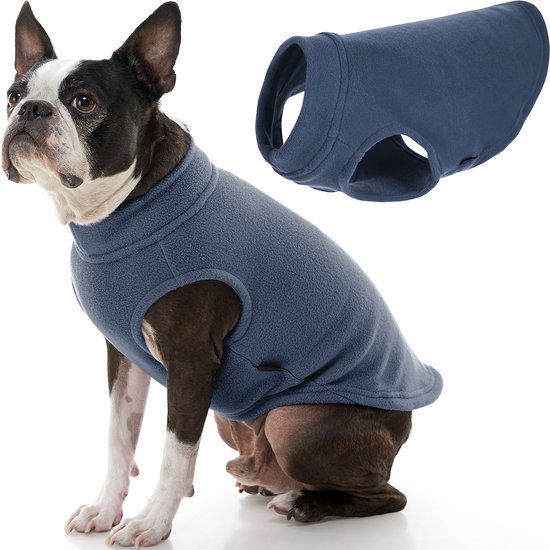 Boston Terriër draagt een staalblauw stretch fleece vest, ook los getoond.