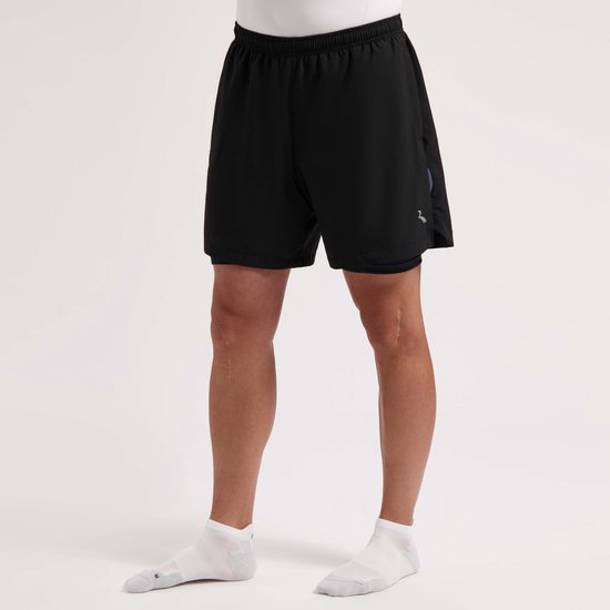 Zwarte Rogelli 2-in-1 hardloopshort met ingebouwde legging, gedragen door een man.