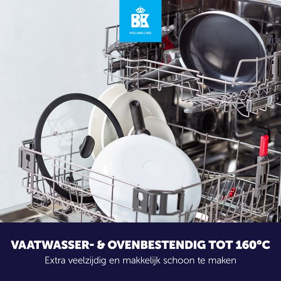 Witte BK hapjespan met deksel in een vaatwasser. Vaatwasser- & ovenbestendig tot 160°C.