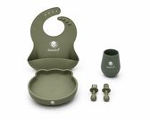 Compleet Babydoc eetservies in olijfgroen: slab, beker, bord met berengezicht, vork en lepel.