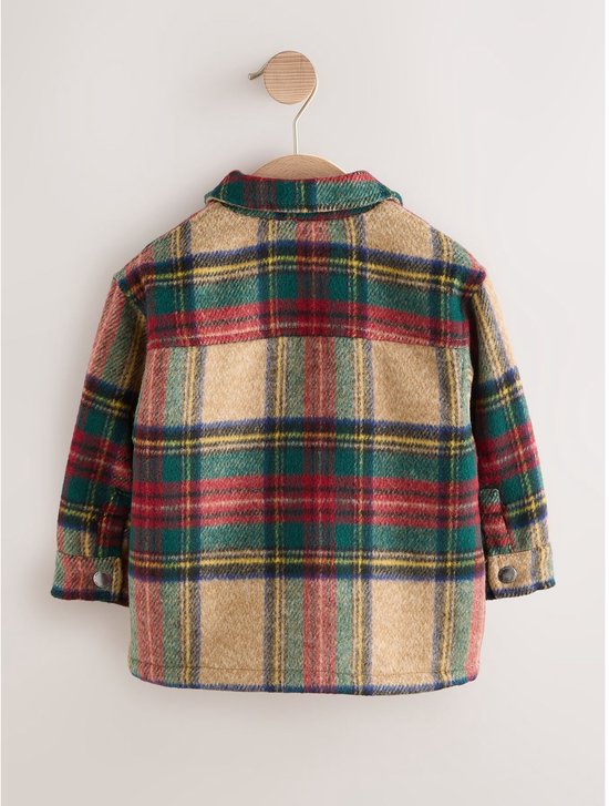 Achterkant van beige geruit jack met rode, groene en blauwe strepen, hangend aan een kleerhanger.