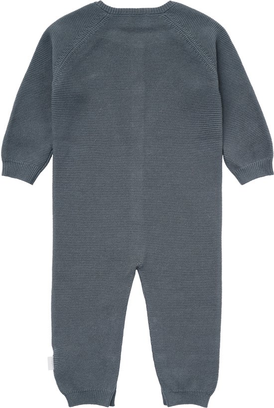Achterkant van een grijsblauwe gebreide boxpak voor baby's met lange mouwen en ribgebreide boorden.